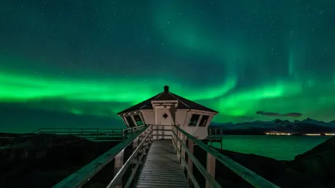 Aurora borealis over fyrløkta/above lighthouse