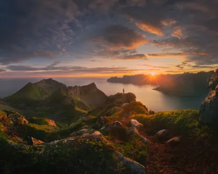 hiking Husfjellet peak