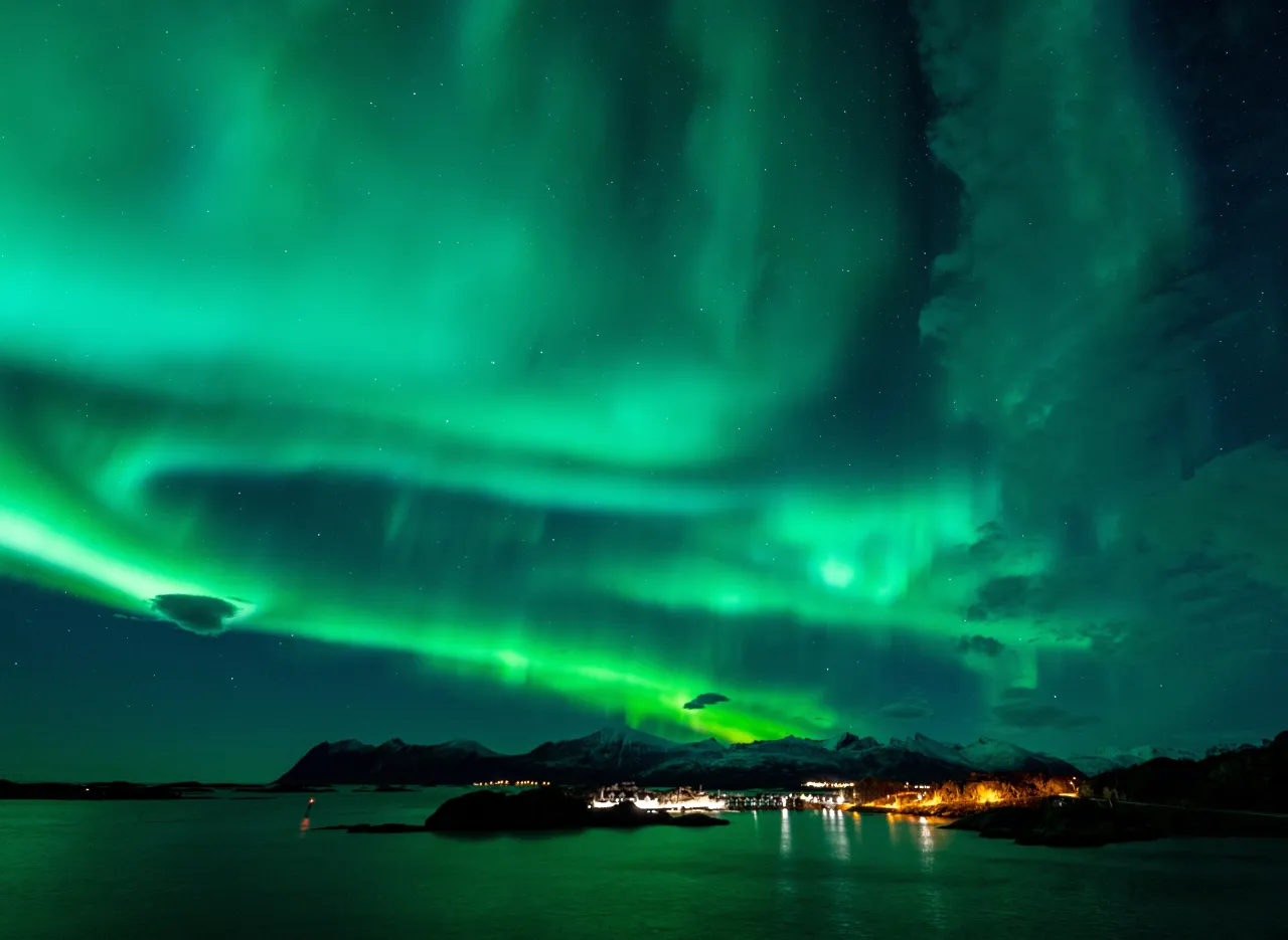 Hamn i Senja under the Northern Lights