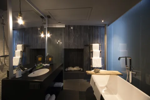 Bathroom in the Deluxe Aurora rooms