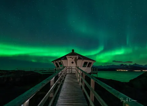 Aurora borealis over fyrløkta/above lighthouse