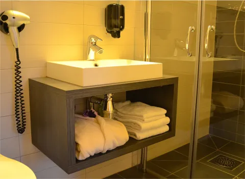 Suite bathroom